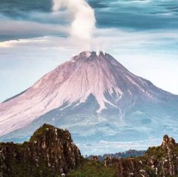 Menjelajahi Keindahan Gunung Sibayak di Dataran Tinggi Karo