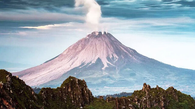 Menjelajahi Keindahan Gunung Sibayak di Dataran Tinggi Karo